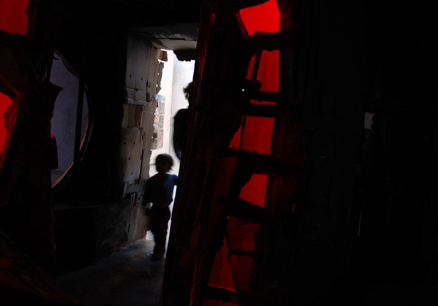 Tarnung-2-kind-in-ingang